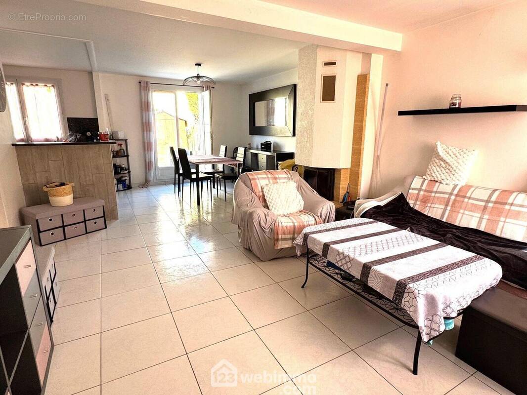 Découvrons cette maison mitoyenne d&#039;environ 89m² par son entrée sur séjour - Maison à VILLABE