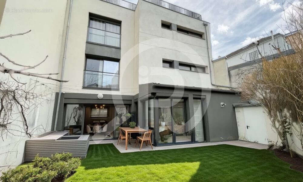 Maison à COURBEVOIE