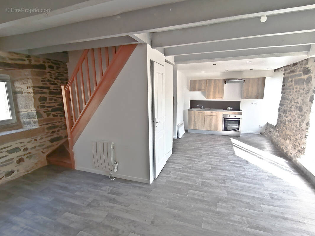 Maison à REGUINY