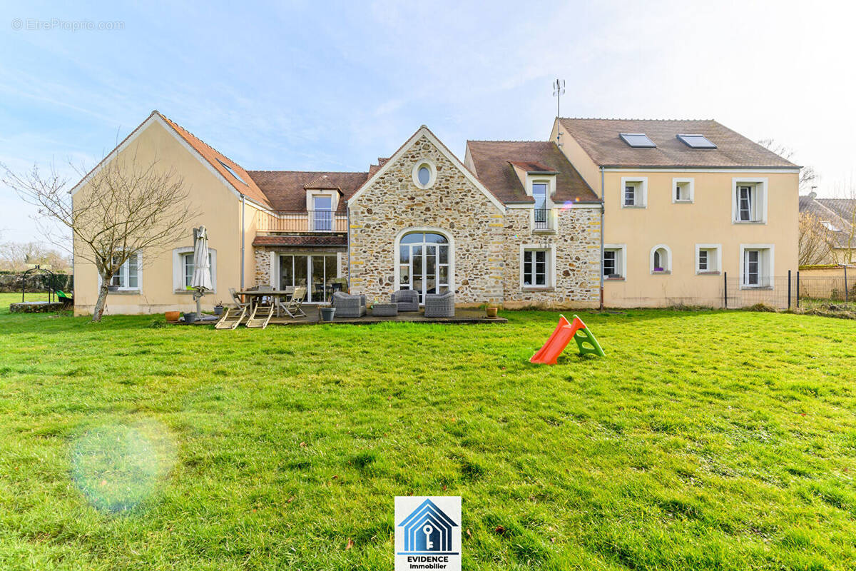 Maison à VILLENEUVE-LE-COMTE