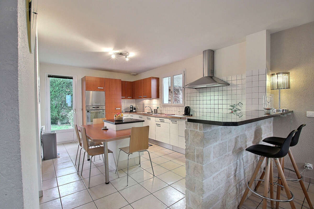 Maison à LA ROCHE-SUR-FORON