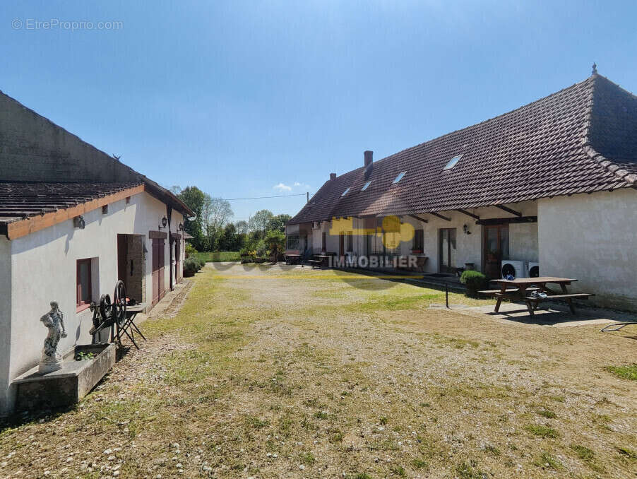 Maison à LA CHAPELLE-SAINT-SAUVEUR