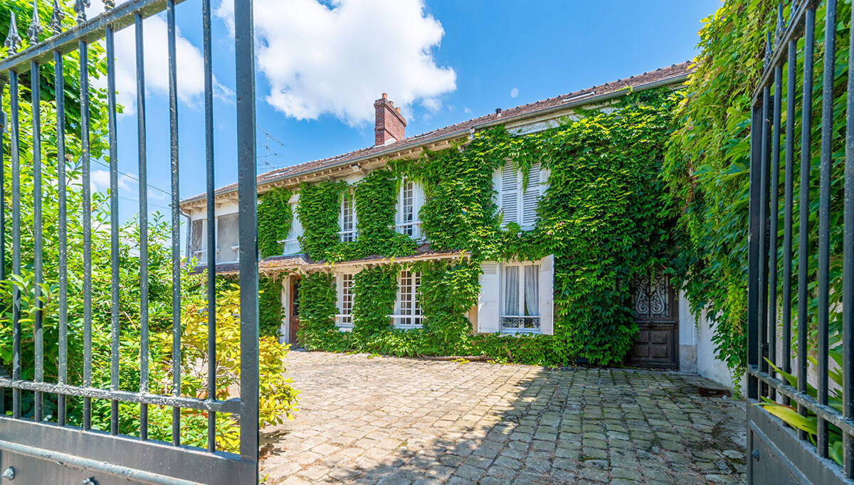 Maison à VILLENEUVE-LE-COMTE
