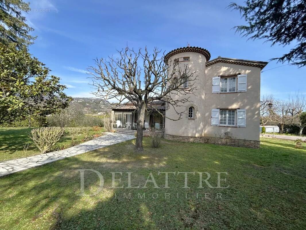 Maison à CHATEAUNEUF-GRASSE