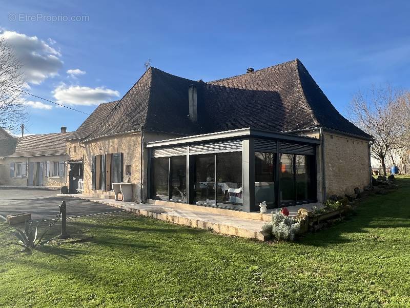 Maison à MAUZAC-ET-GRAND-CASTANG