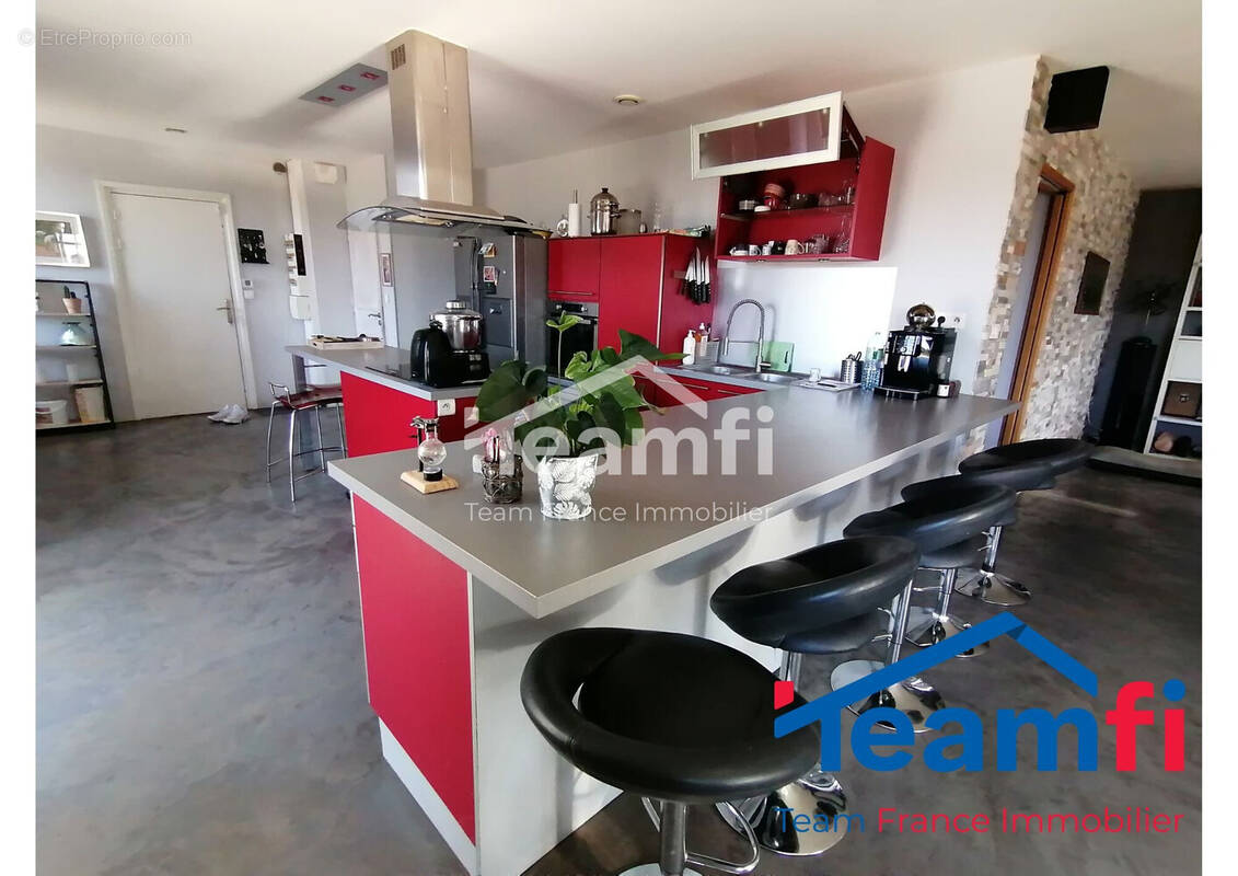Appartement à SAINT-VICTOR-MALESCOURS