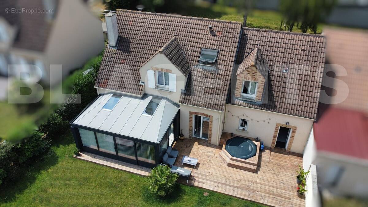dji_fly_20250602_141618_215_1748866726883_photo_optimized_inPixio (2) - Maison à BRAY-SUR-SEINE