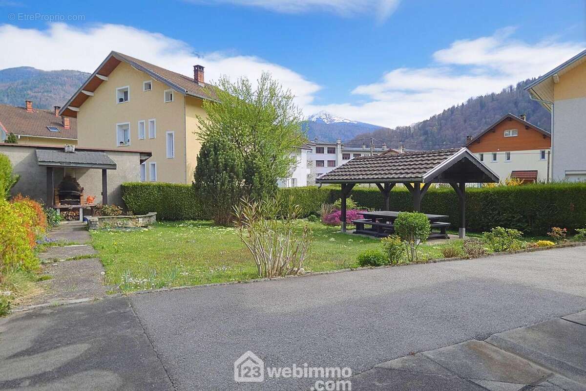 Et pour finir le terrain de 495 m² bien exposé pour profiter des beaux jours. - Maison à UGINE