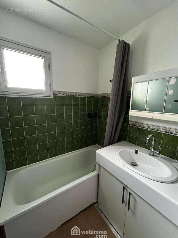 Salle de bain pratique et optimisée avec wc - Appartement à LACANAU