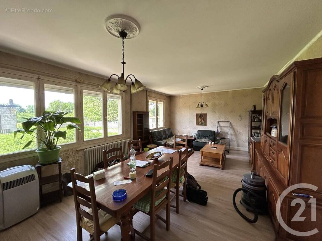 Maison à COUTRAS
