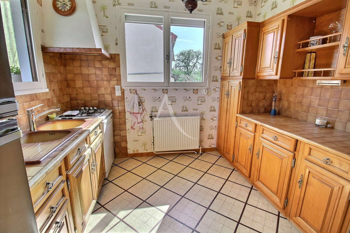 Maison à LE MESNIL-SAINT-DENIS
