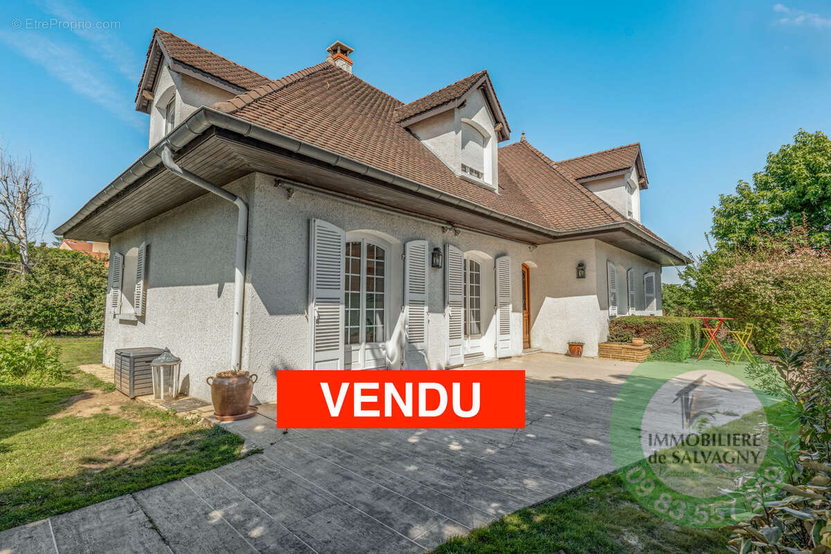 Maison à LA TOUR-DE-SALVAGNY