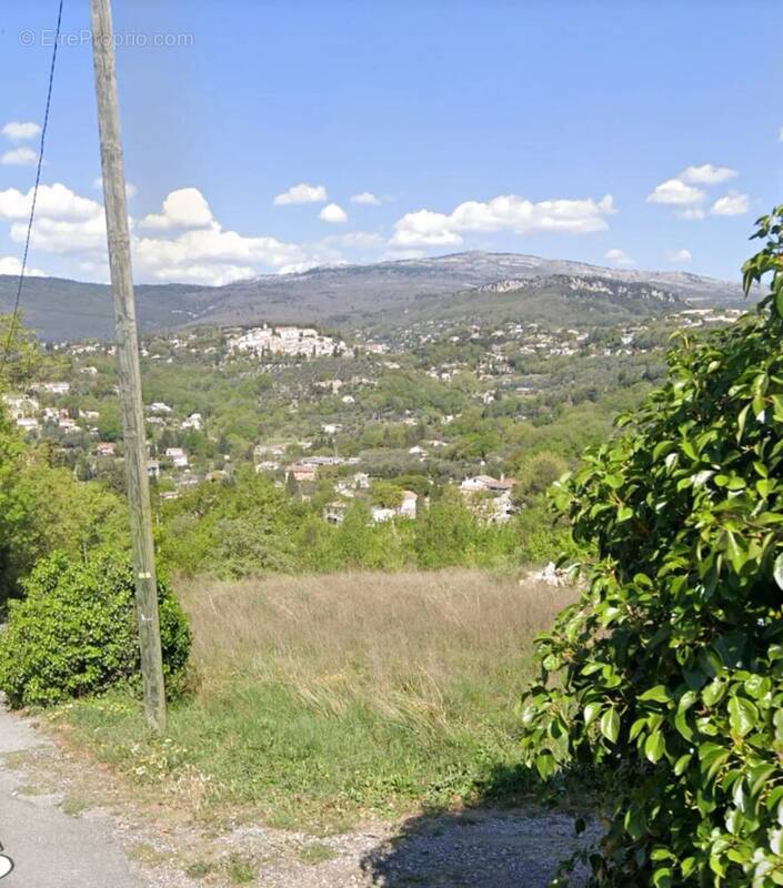 Terrain à OPIO