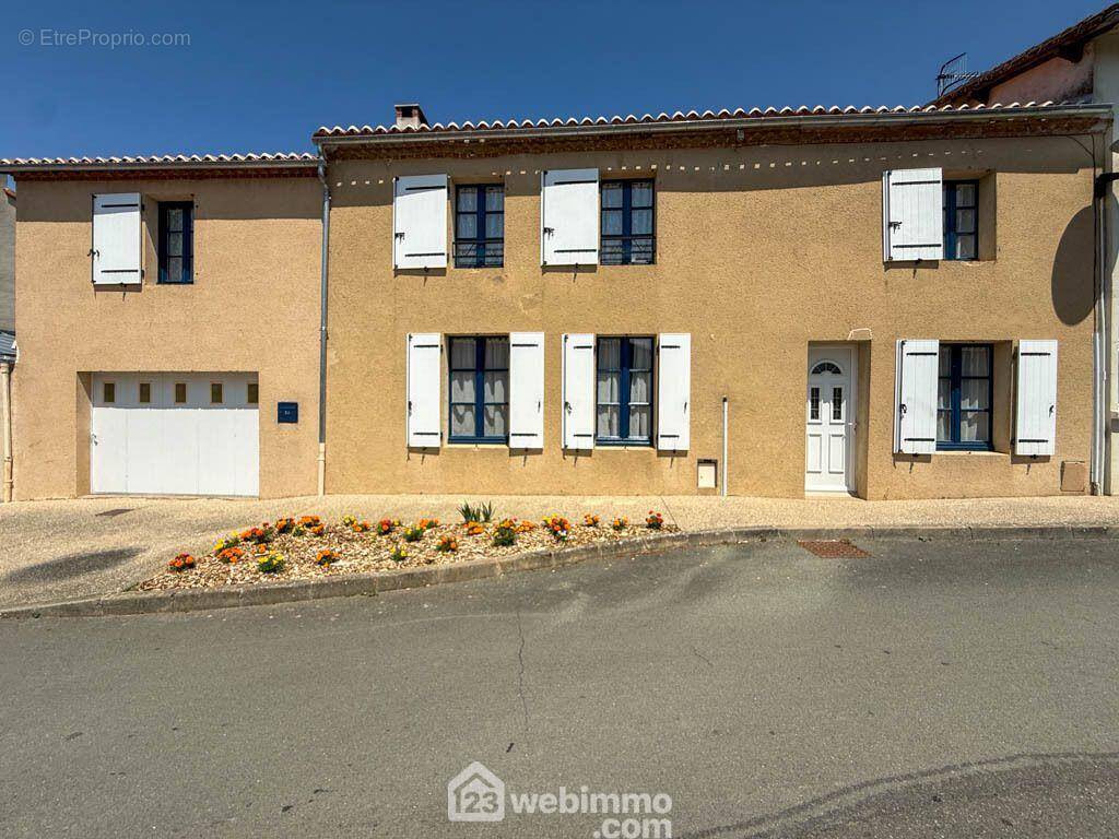 Maison de ville en pierre de 132 m², à deux pas des écoles et du centre de Pouzauges. - Maison à POUZAUGES