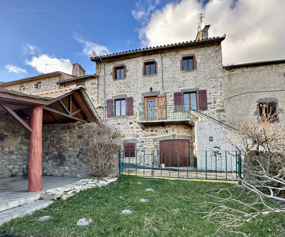 Maison à SAINT-GENES-CHAMPANELLE