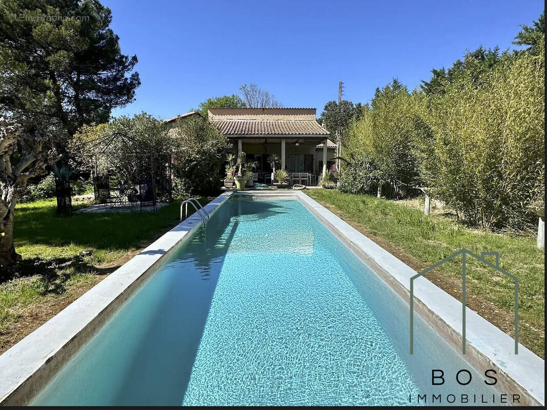 Eau piscine par IA - Maison à PELISSANNE