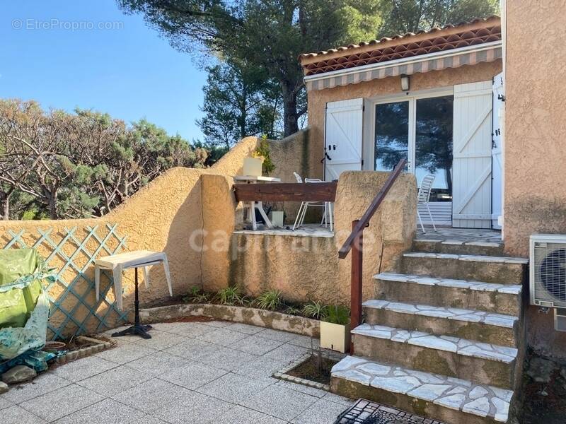 Maison à CEYRESTE