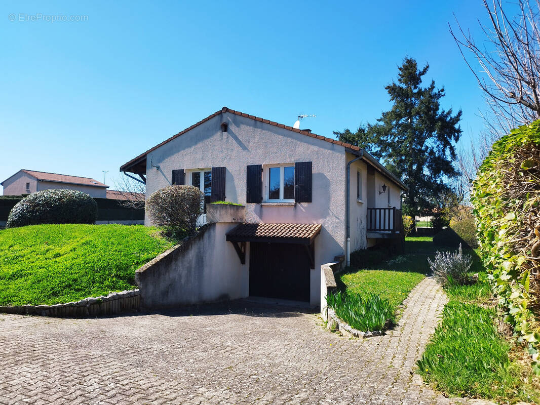 Maison à DAVEZIEUX