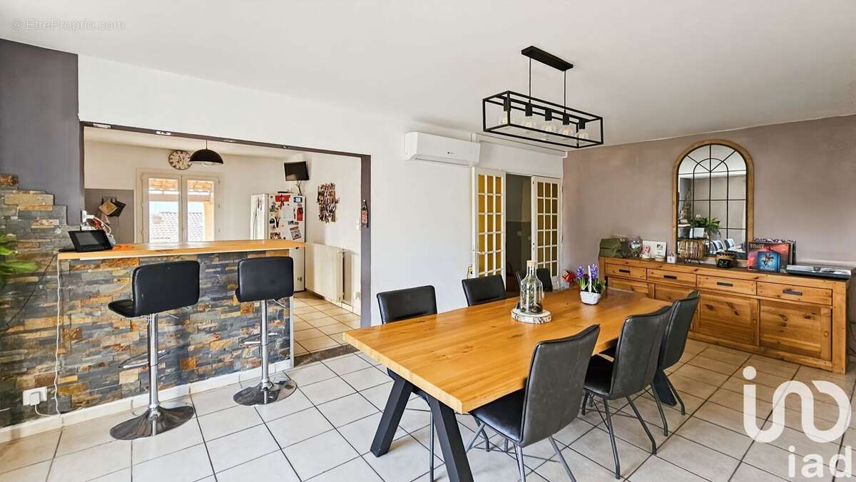 Photo 2 - Maison à LAUDUN-L&#039;ARDOISE