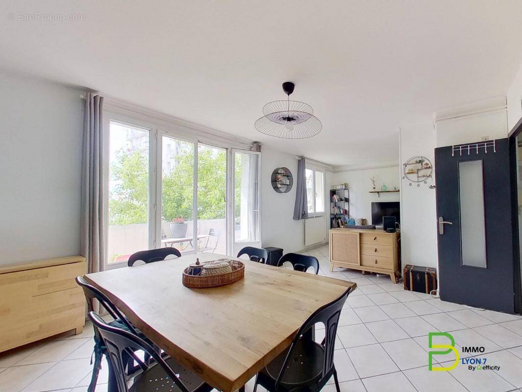 Appartement à MEYZIEU