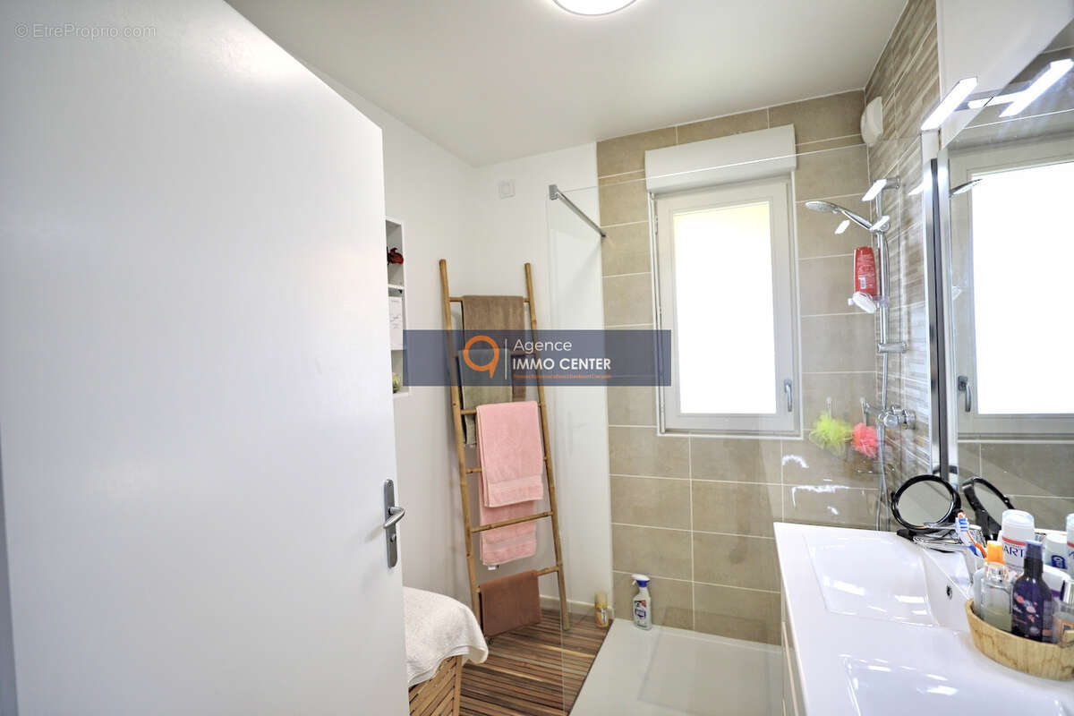 Appartement à SOLLIES-PONT