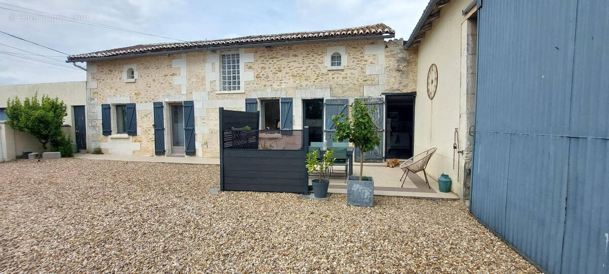 Maison à DOUSSAY