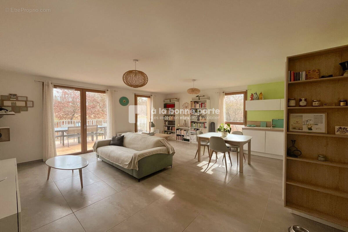 Appartement à CHATEAUNEUF-LE-ROUGE