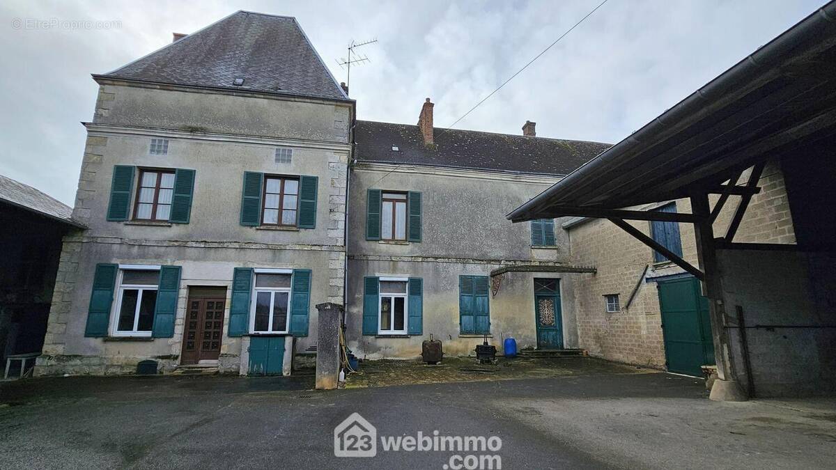 Une autre vue de la propriété. - Maison à LA CHAPELLE-LA-REINE
