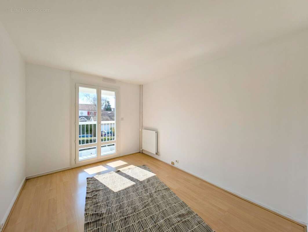 Appartement à LE MESNIL-SAINT-DENIS