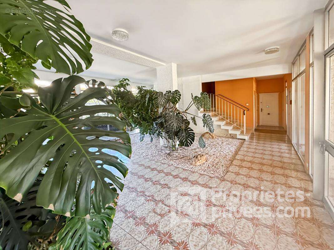 Appartement à SAINT-LAURENT-DU-VAR