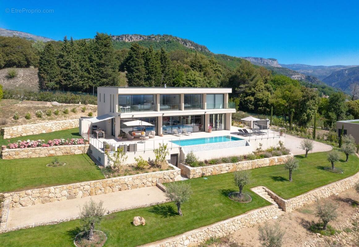 Maison à CHATEAUNEUF-GRASSE