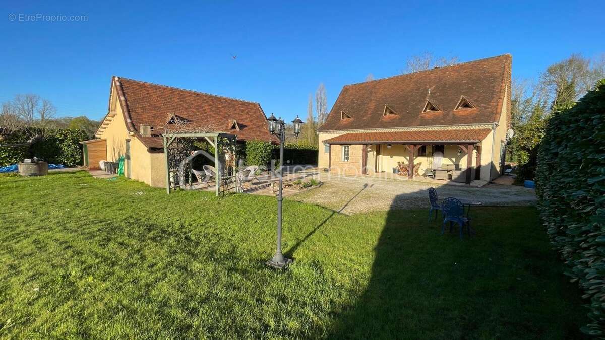 Maison à MAUZAC-ET-GRAND-CASTANG