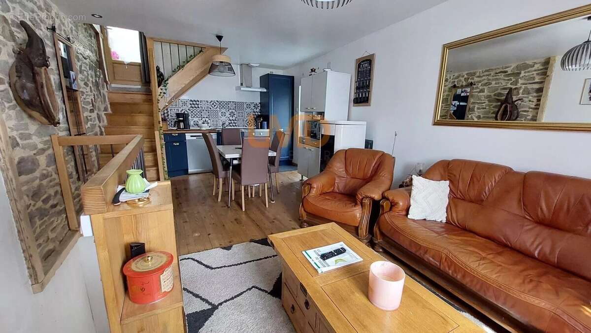 Maison à SALLES-CURAN