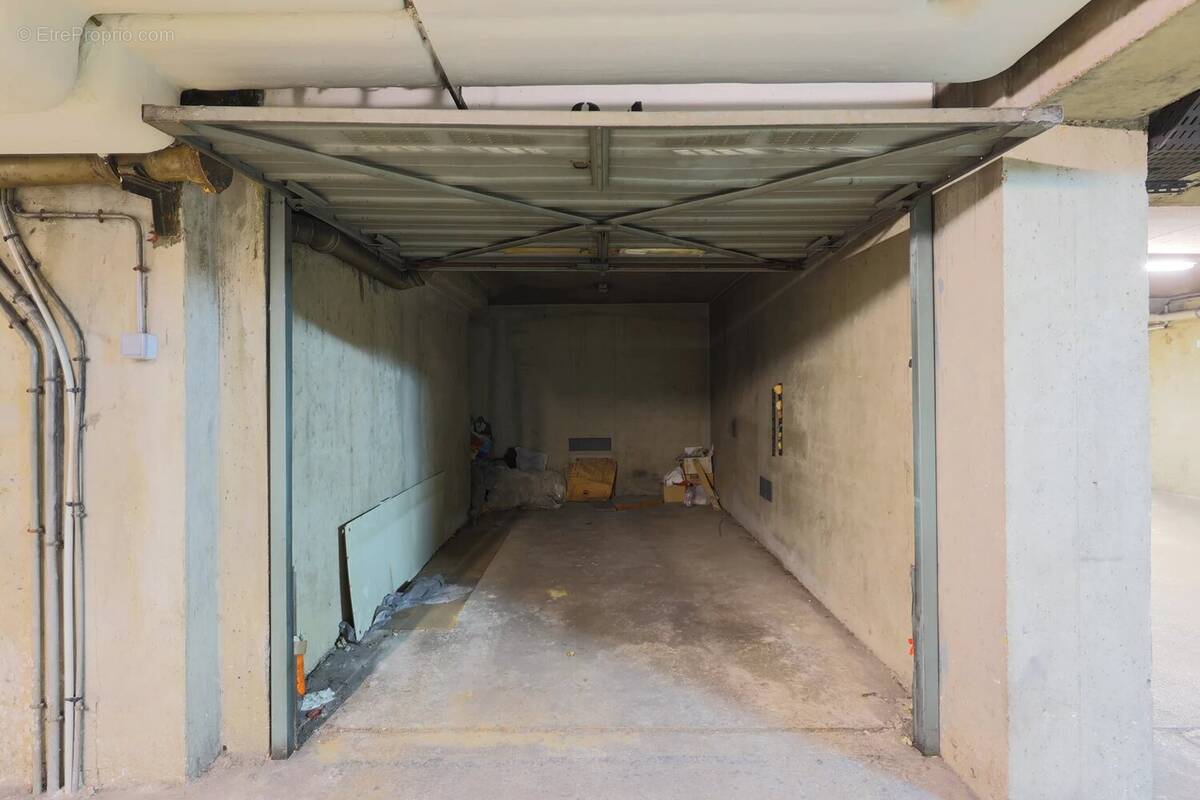 Parking à PARIS-4E