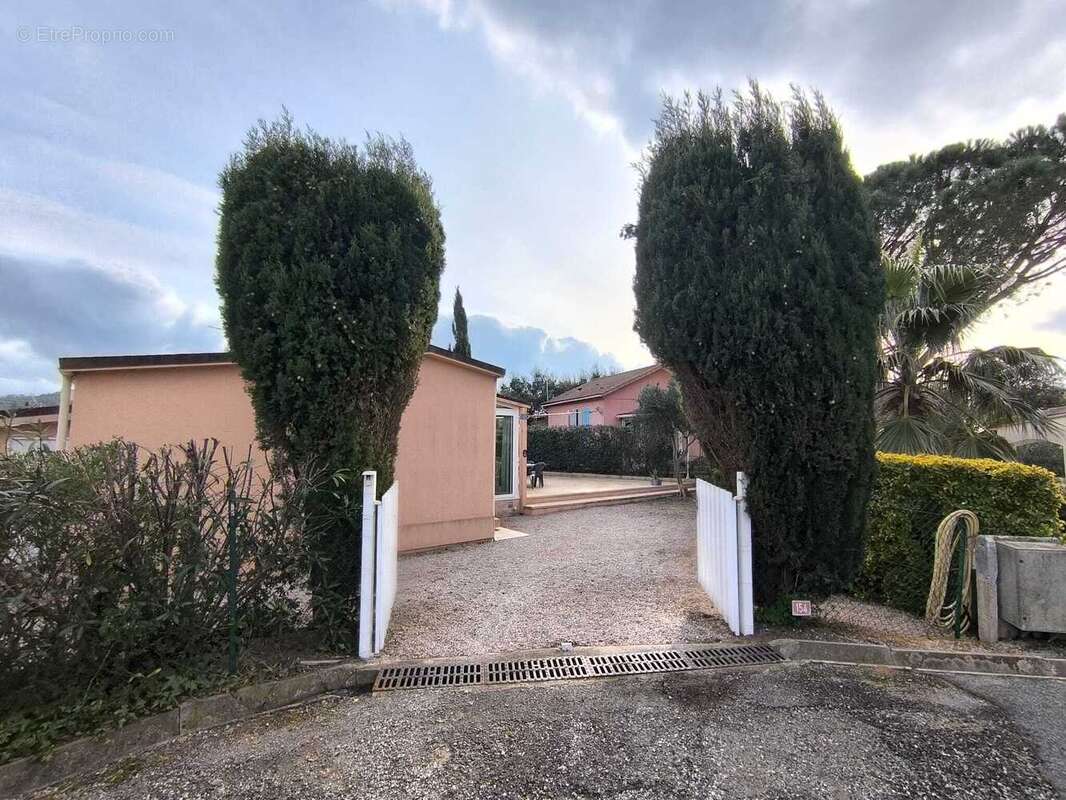 Maison à ROQUEBRUNE-SUR-ARGENS