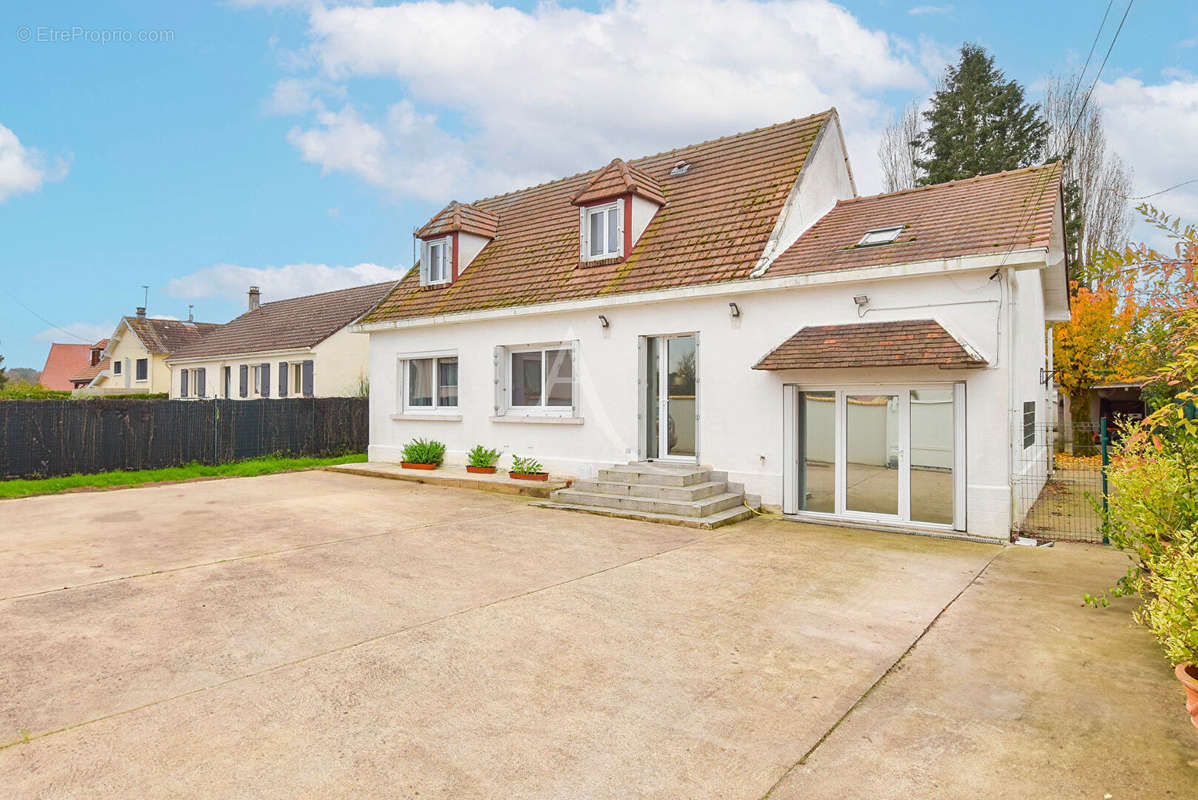 Maison à LE CHATELET-EN-BRIE