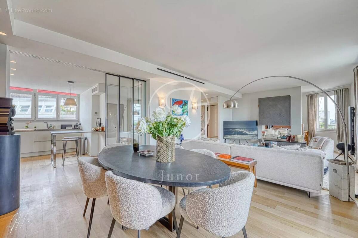 Appartement à PARIS-8E