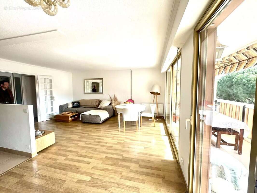 Appartement à SAINT-LAURENT-DU-VAR
