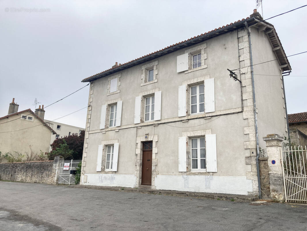 Maison à CONFOLENS