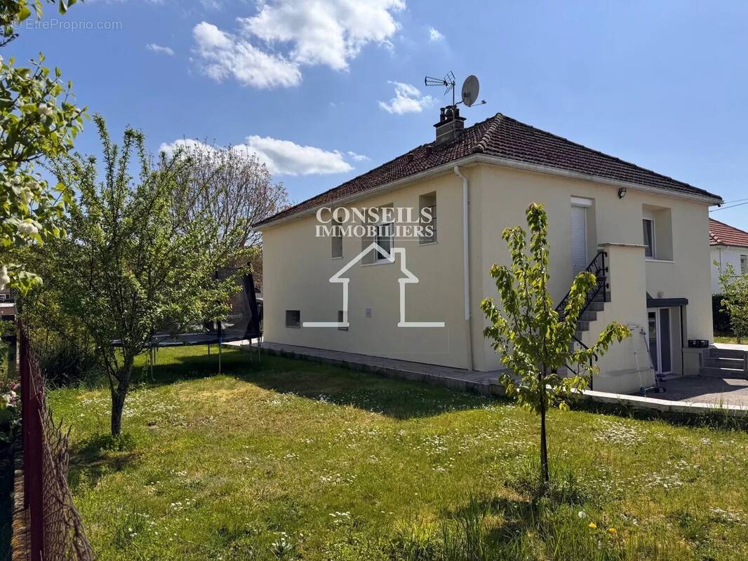 Maison à VILLENEUVE-SUR-YONNE