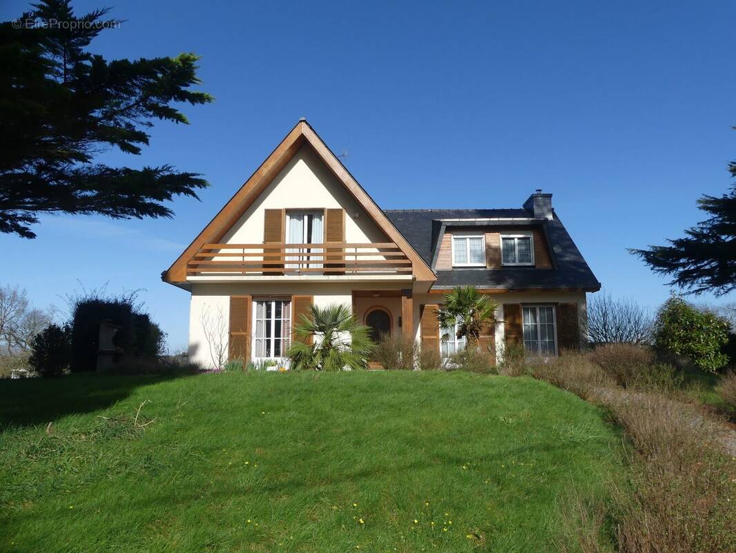 Maison à SAINT-JACUT-LES-PINS