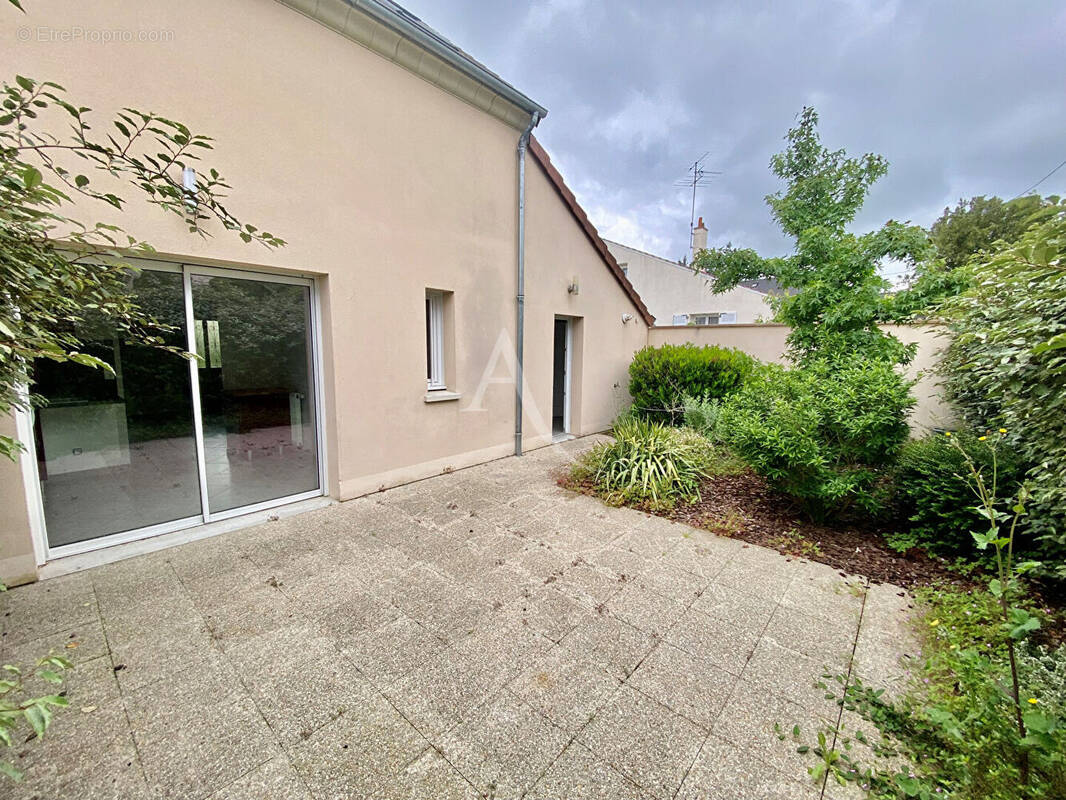 Maison à SAINT-JEAN-DE-BRAYE