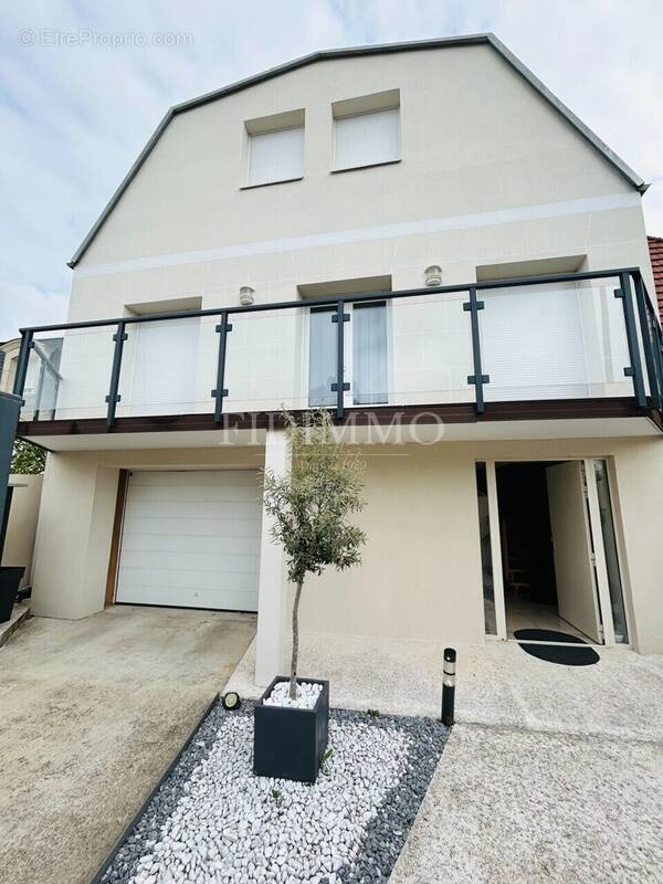 Maison à CHENNEVIERES-SUR-MARNE