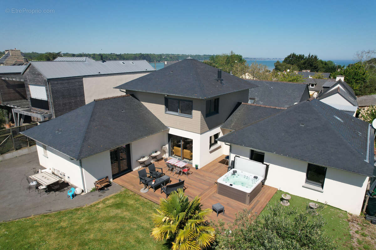 Maison à SAINT-JACUT-DE-LA-MER