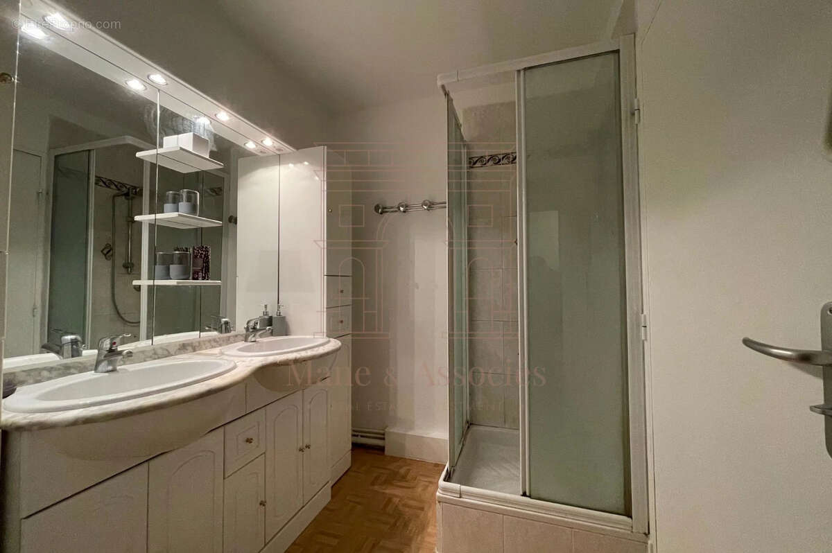Appartement à COURBEVOIE