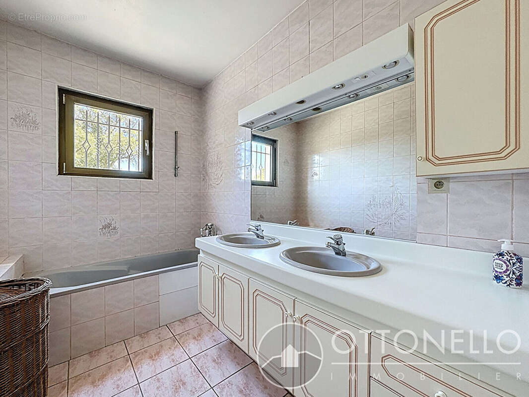 Maison à ROQUEBRUNE-SUR-ARGENS