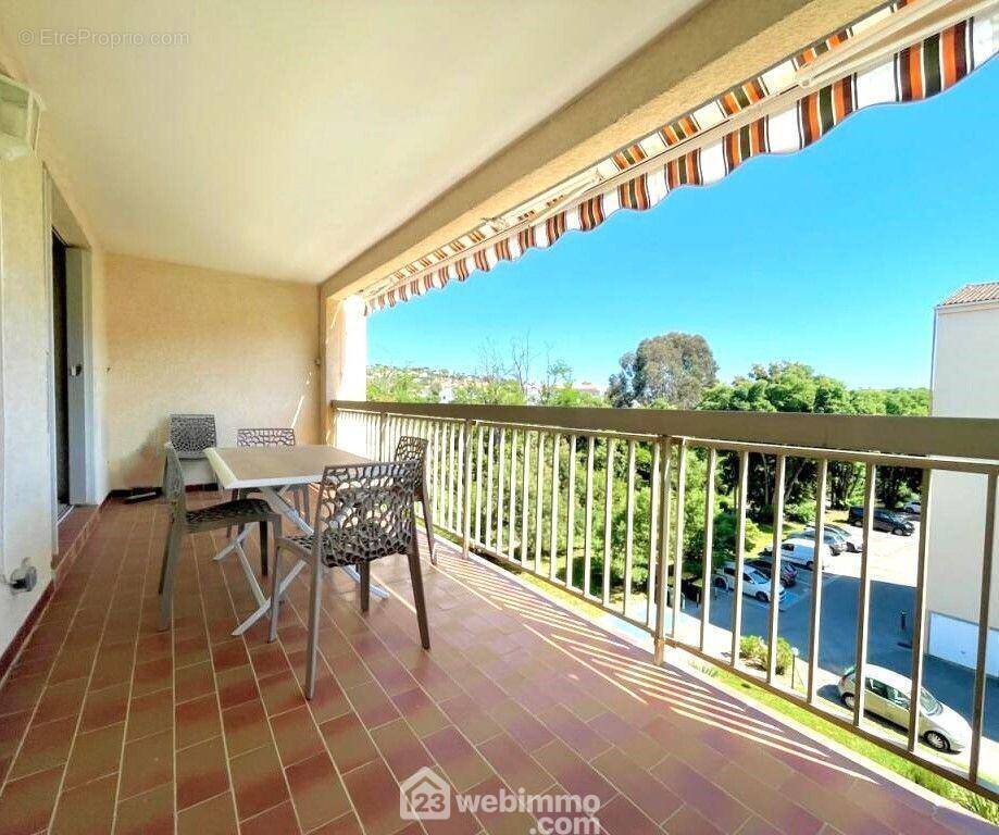 Profitez du soleil toute la journée sur cette terrasse de 14 m² exposée plein sud. - Appartement à SAINTE-MAXIME