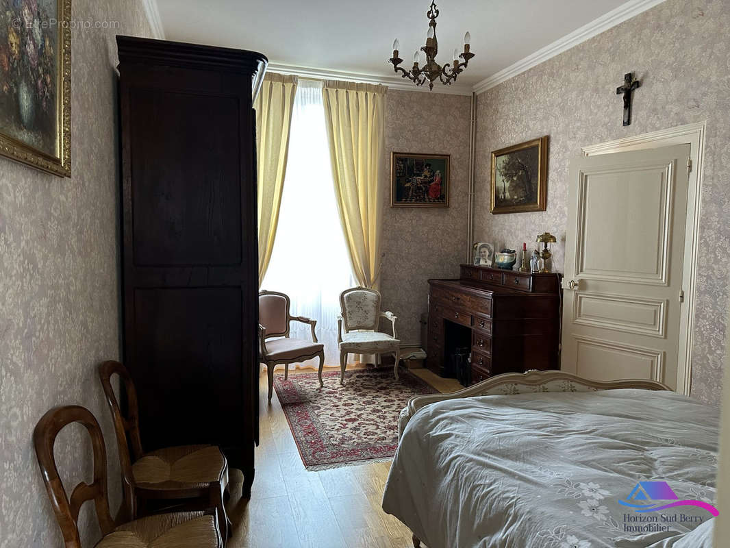 RDC: Chambre 1 - Maison à CHATEAUMEILLANT