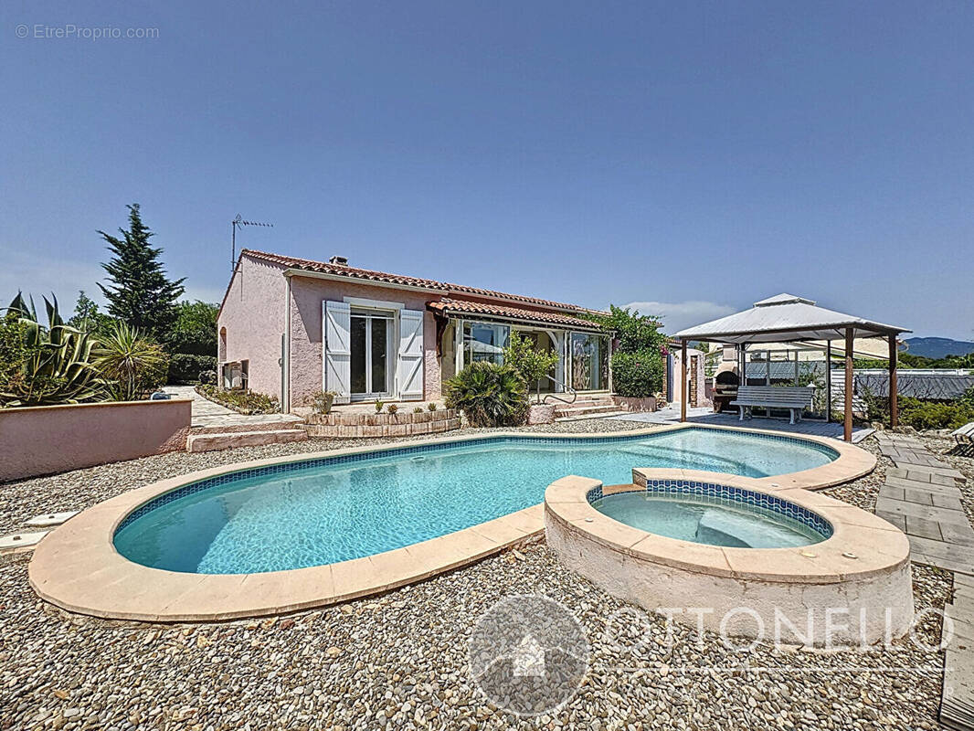 Maison à ROQUEBRUNE-SUR-ARGENS