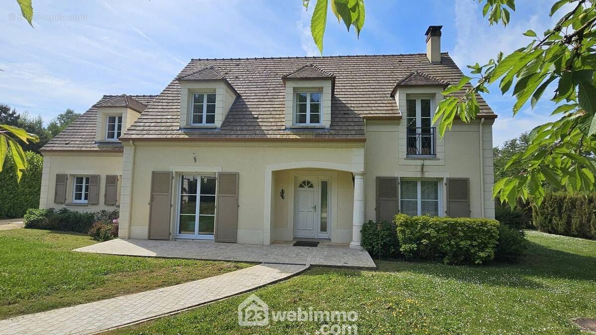 Venez visiter cette belle maison de 2OO7 d&#039;une surface de 194 m². - Maison à MILLY-LA-FORET